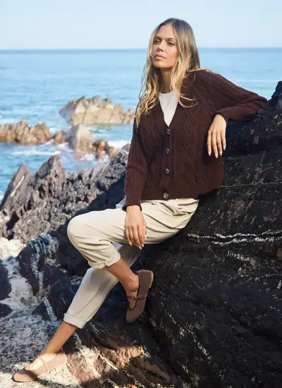 Evie Cashmere V- Neck Aran Cardigan in Espresso